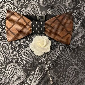 Elegant Brown Wooden Bow Tie with Black Accents